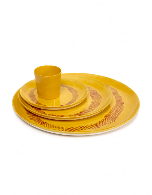 <transcy>Plate Feast L L26.5 X W26.5 X H2 Cm Sunny Yellow Swirl-Stripes Red</transcy>