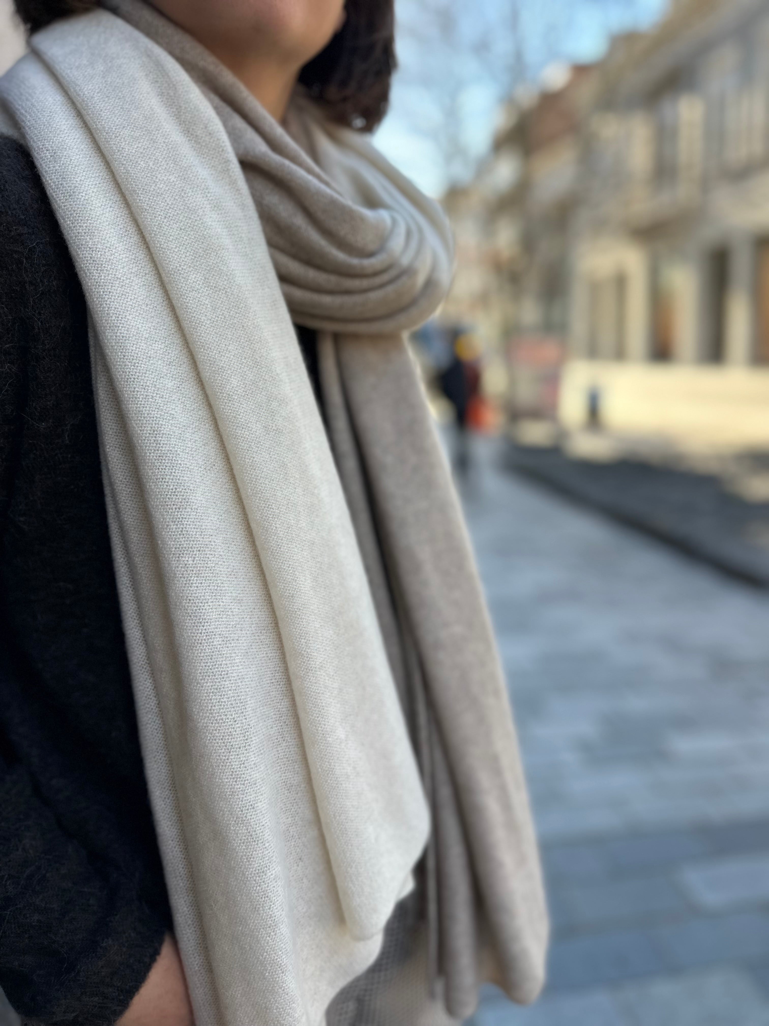 Sjaal White + Warren Travel Wrap