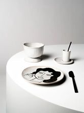 Afbeelding in Gallery-weergave laden, Bord La Mere Rond Tekening Marie D20 H2 cm Off-White