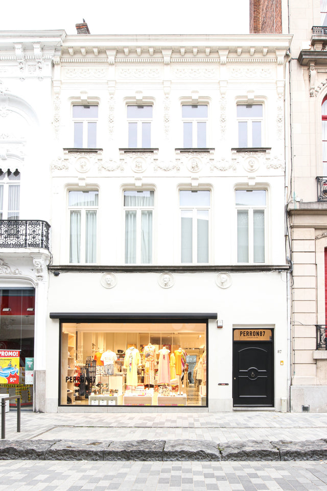 PERRON87 is een Concept Store in de Stationsstraat te Sint-Niklaas waar u zowel kleding, accessoires, schoenen en juwelen vind als een exclusieve collectie gin maar ook boeken, deurkaarsen,... van Philippe Model, Marie Martens, Clio Goldbrenner, Asanca