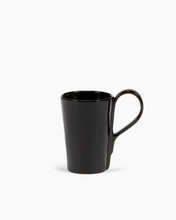 Afbeelding in Gallery-weergave laden, Beker La Mere Mug met Oor L12 B8 H11,5 cm Ebony Black