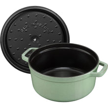 Afbeelding in Gallery-weergave laden, Staub Ronde Cocotte 26cm Green Salie