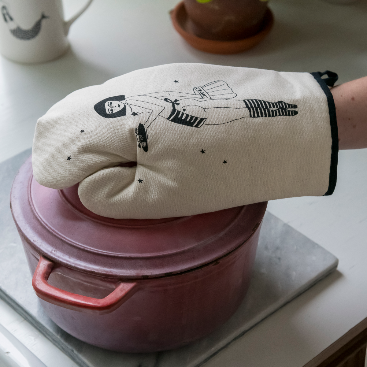 <transcy>Oven Mitt Helen B Pin-up Cake Girl</transcy>