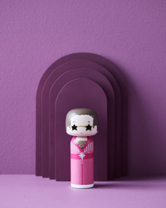 Beeldje Lucie Kaas Kokeshi Doll Elton in pink