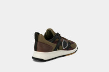 Afbeelding in Gallery-weergave laden, Koop nu deze sneakers van Philippe Model Camouflage Vert in de webshop van perron87, een conceptstore te Sint-Niklaas.
