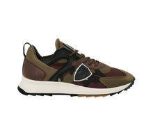 Afbeelding in Gallery-weergave laden, Koop nu deze sneakers van Philippe Model Camouflage Vert in de webshop van perron87, een conceptstore te Sint-Niklaas.