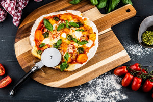 Pizzasnijder Laguiole Zwart met Serveerplank Acaciahout