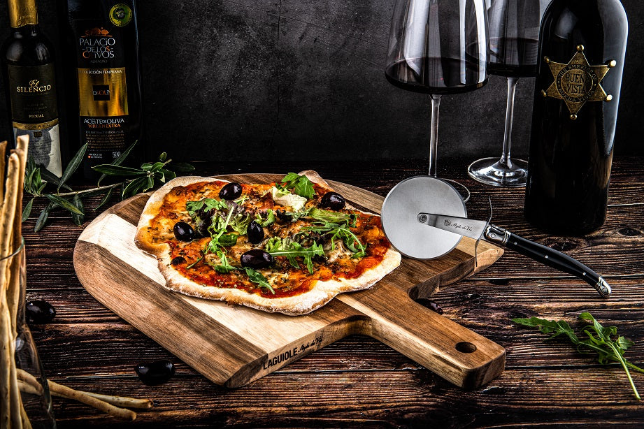 Pizzasnijder Laguiole Zwart met Serveerplank Acaciahout