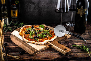 Pizzasnijder Laguiole Zwart met Serveerplank Acaciahout