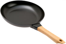 Afbeelding in Gallery-weergave laden, Pan Staub met Houten Steel 24cm