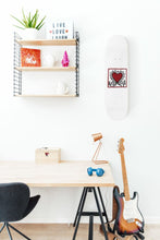 Afbeelding in Gallery-weergave laden, Kunst Skateboard Keith Haring Untitled (Heart)